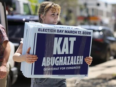 Kat Abughazaleh imputada por obstaculizar agente del ICE