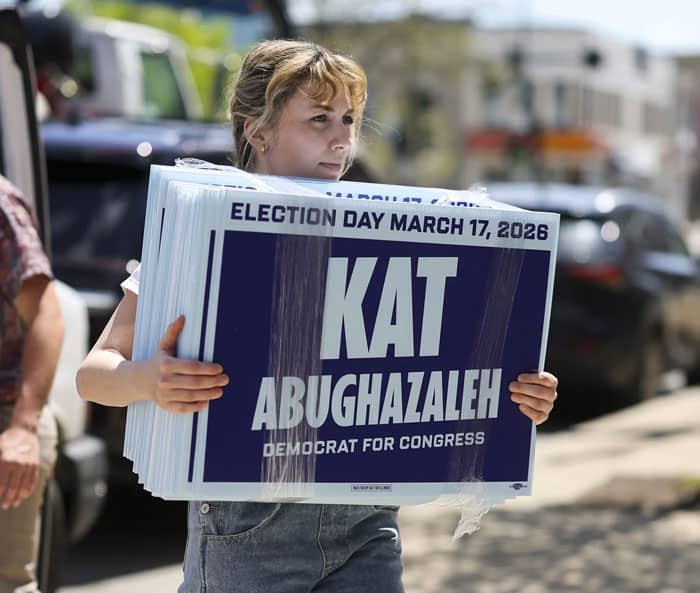 Imputan a una candidata demócrata al Congreso de EE. UU. de obstaculizar a un agente del ICE