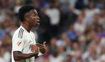 Vinicius cierra su annus horribilis con una sonora pitada en el Bernab&eacute;u