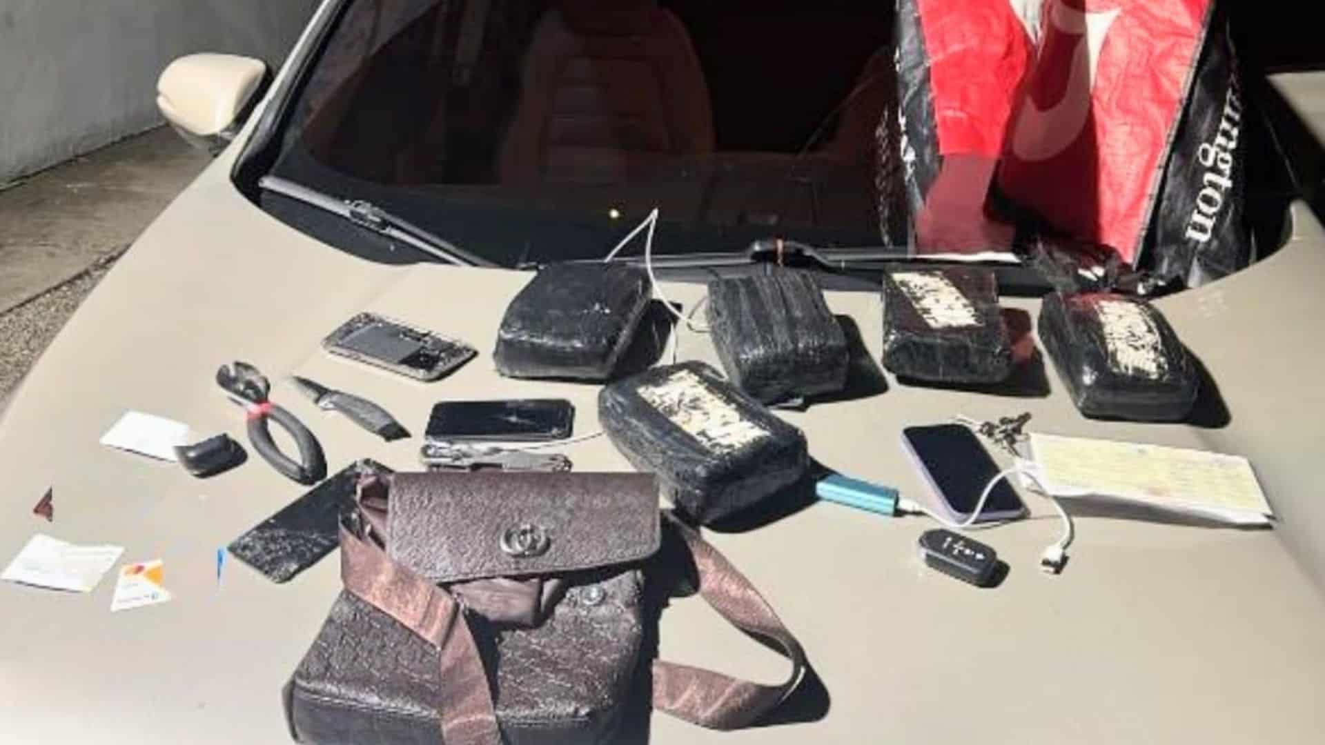 Apresan en Barahona a un hombre con cinco pacas de marihuana y varios celulares