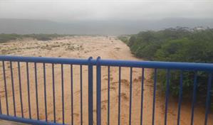 El río Blanco en Jimaní aumenta su caudal por efectos de Melissa; familias han sido desalojadas