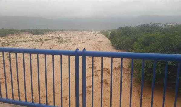 El río Blanco en Jimaní aumenta su caudal por efectos de Melissa; familias han sido desalojadas