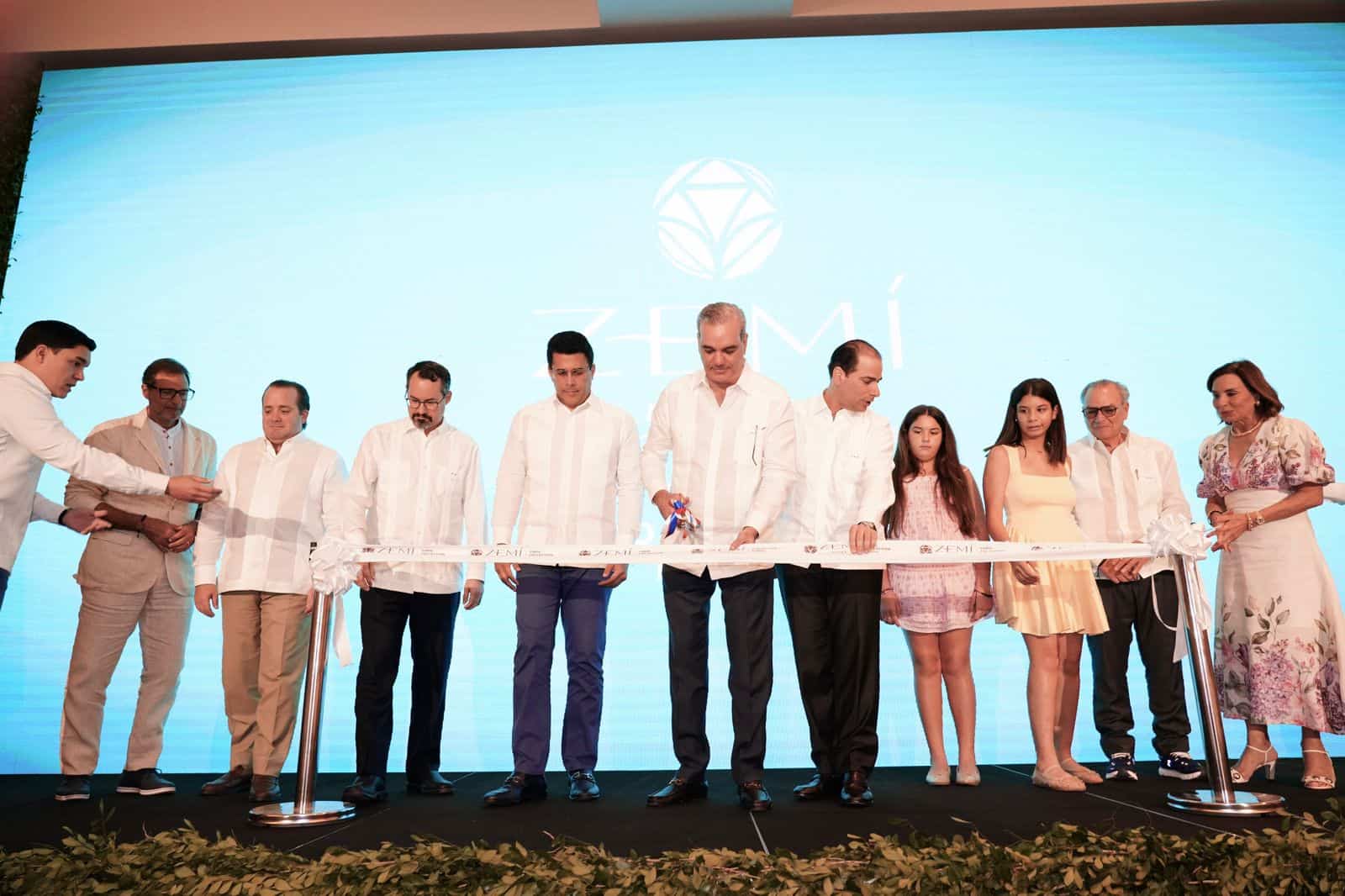 Al encabezar el evento, el presidente de la República, Luis Abinader, reconoció el impacto que tendrá Zemí para el desarrollo económico y la formación profesional en Miches.