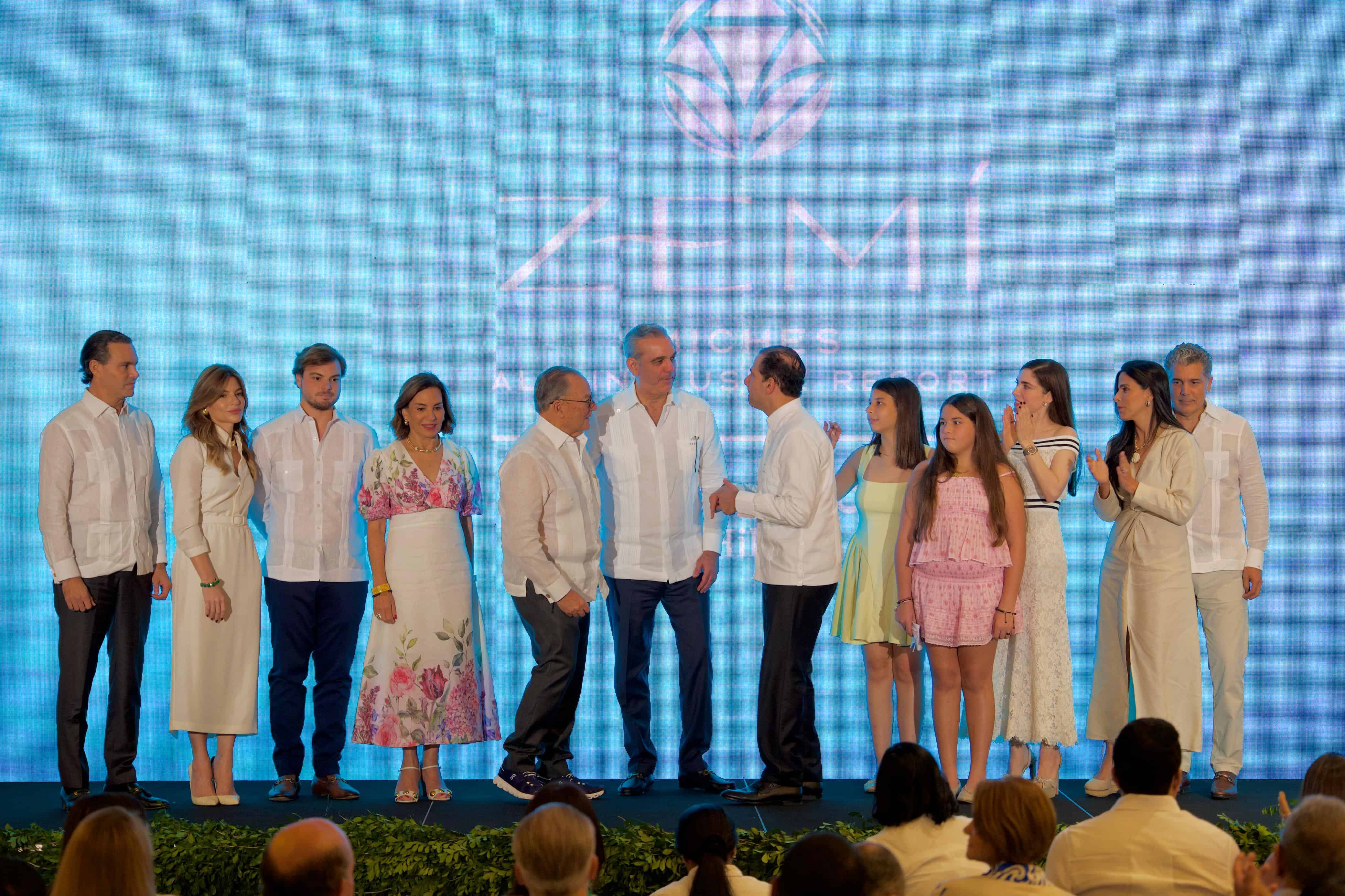 Al encabezar el evento, el presidente de la República, Luis Abinader, conversó con los pricipales ejecutivos del hotel.