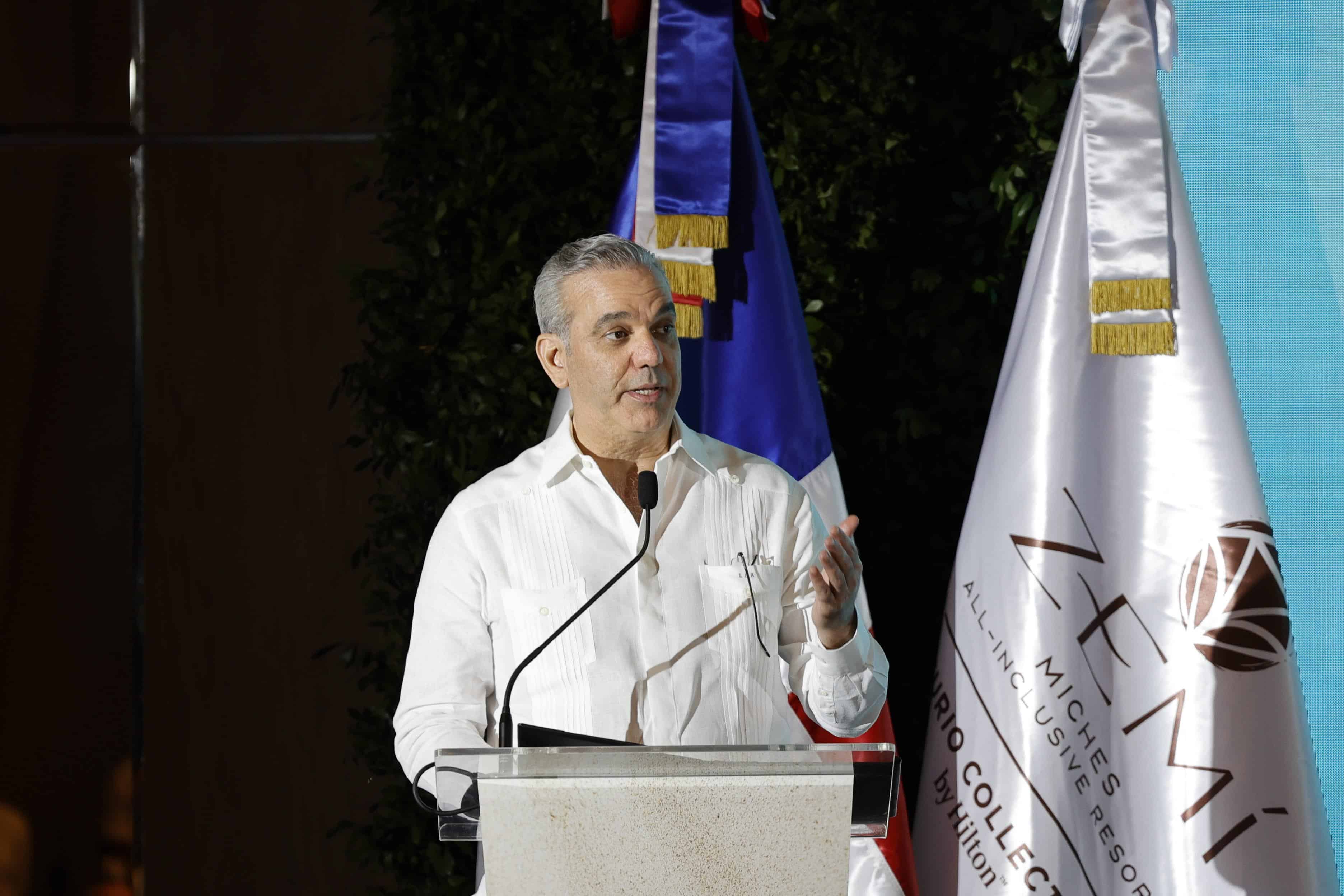 Al encabezar el evento, el presidente de la República, Luis Abinader, reconoció el impacto que tendrá este hotel para el desarrollo económico y la formación profesional en Miches.