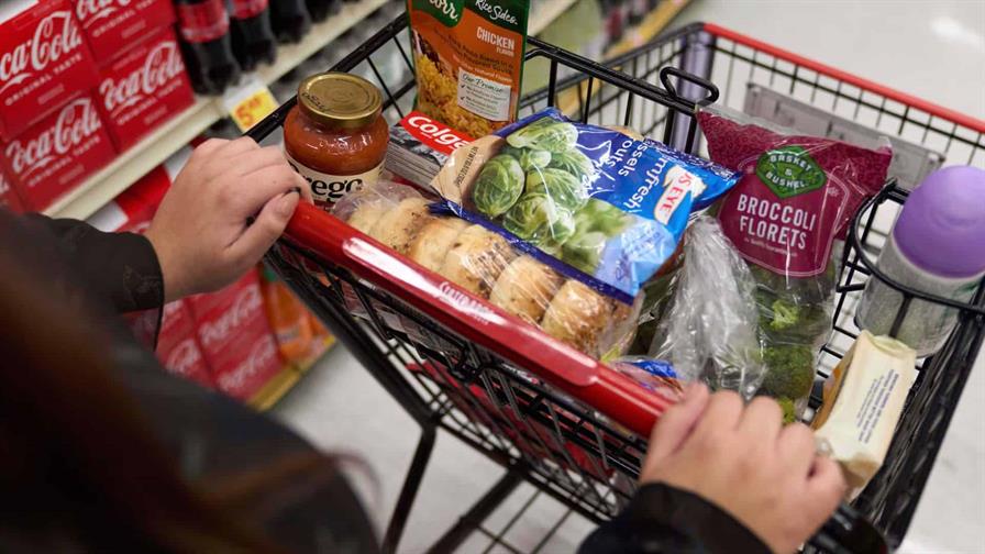 Diez millones de latinos perderían vales de comida SNAP por el cierre de Gobierno en EE. UU.