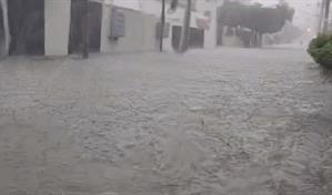 Santiago se inunda tras las fuertes lluvias de la tarde del jueves