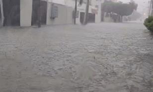 Santiago se inunda tras las fuertes lluvias de la tarde del jueves