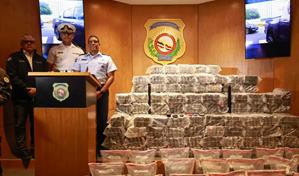 Interceptan lancha en Baní con 650 paquetes de droga; dos dominicanos detenidos