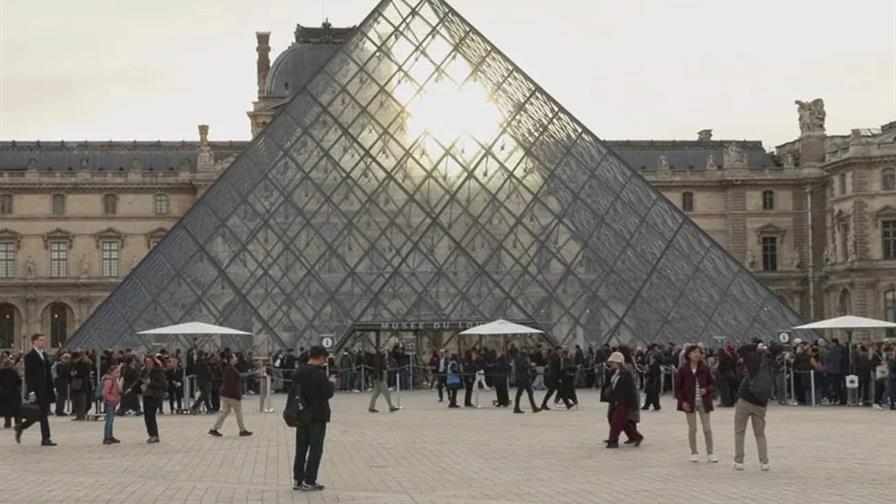 Louvre sube un 45 % la entrada para los de fuera del Espacio Económico Europeo, a 32 euros Louvre sube un 45 % la entrada para los de fuera del Espacio Económico Europeo, a 32 euros