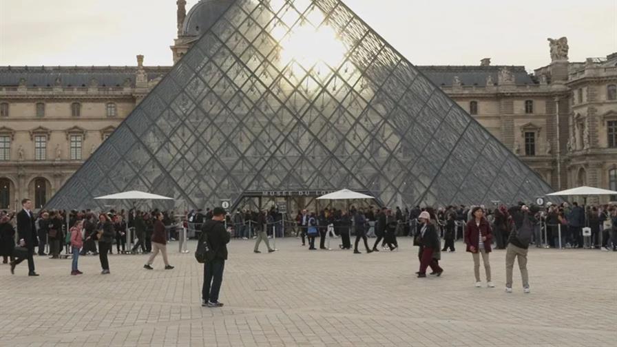 Siete detenidos por el robo del Louvre, pero faltan aún uno de los ladrones y las joyas Siete detenidos por el robo del Louvre, pero faltan aún uno de los ladrones y las joyas