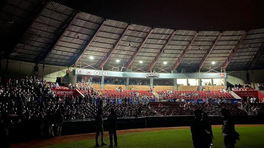 Lidom suspende partido entre Leones y Gigantes por fallas eléctricas en el estadio Julián Javier Lidom suspende partido entre Leones y Gigantes por fallas eléctricas en el estadio Julián Javier