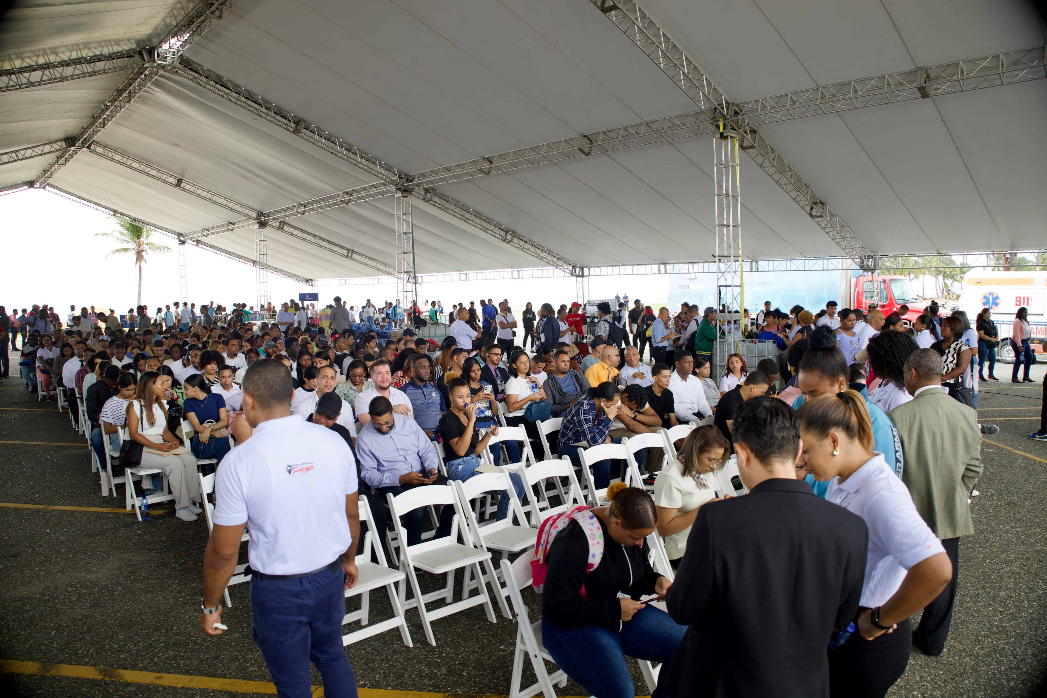 Cientos de personas asistieron a la jornada de empleo para entregar sus documentos y postularse a distintas vacantes.