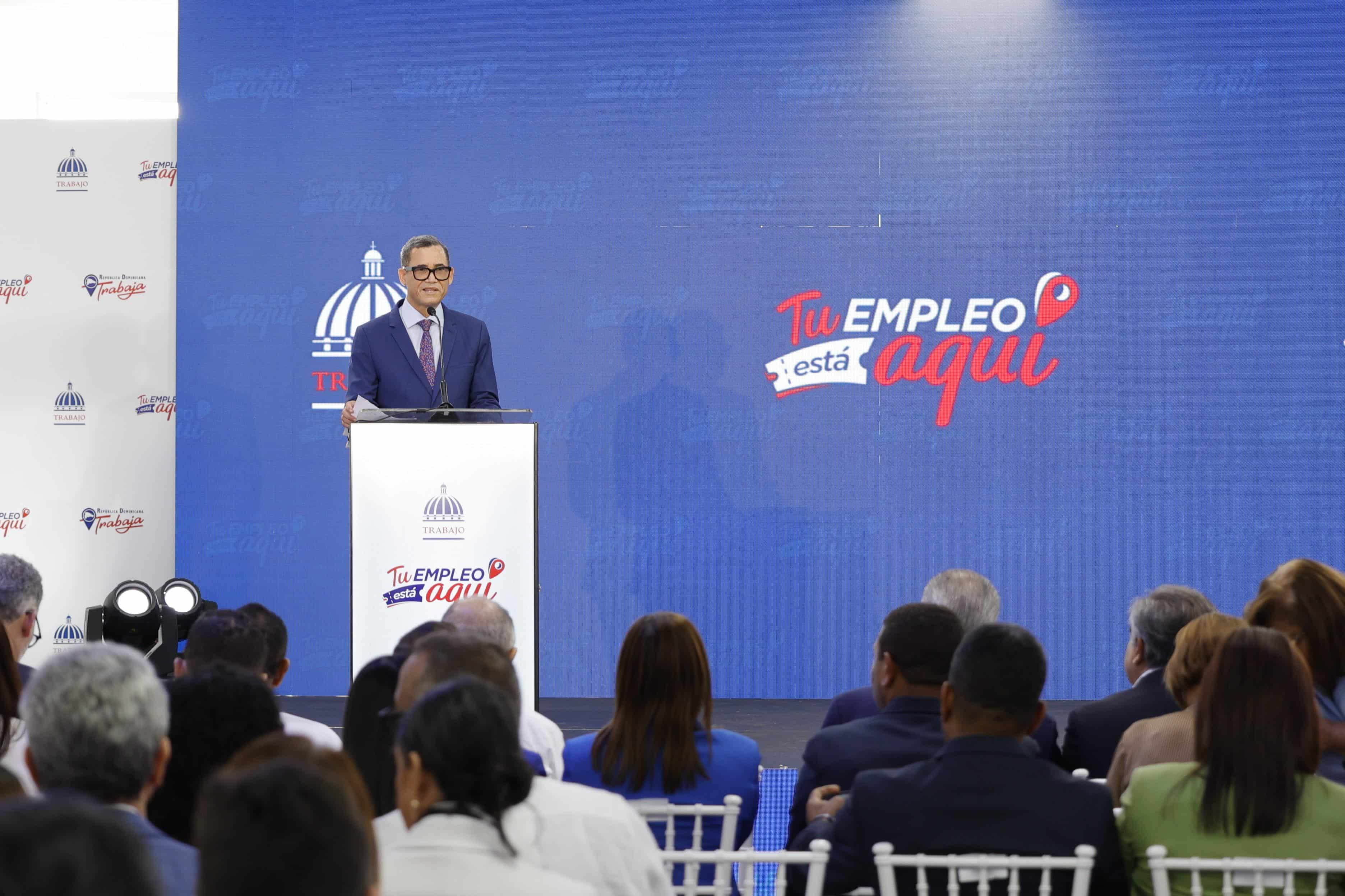 El ministro de Trabajo, Eddy Olivares durante su participación en la jornada nacional de empleo.