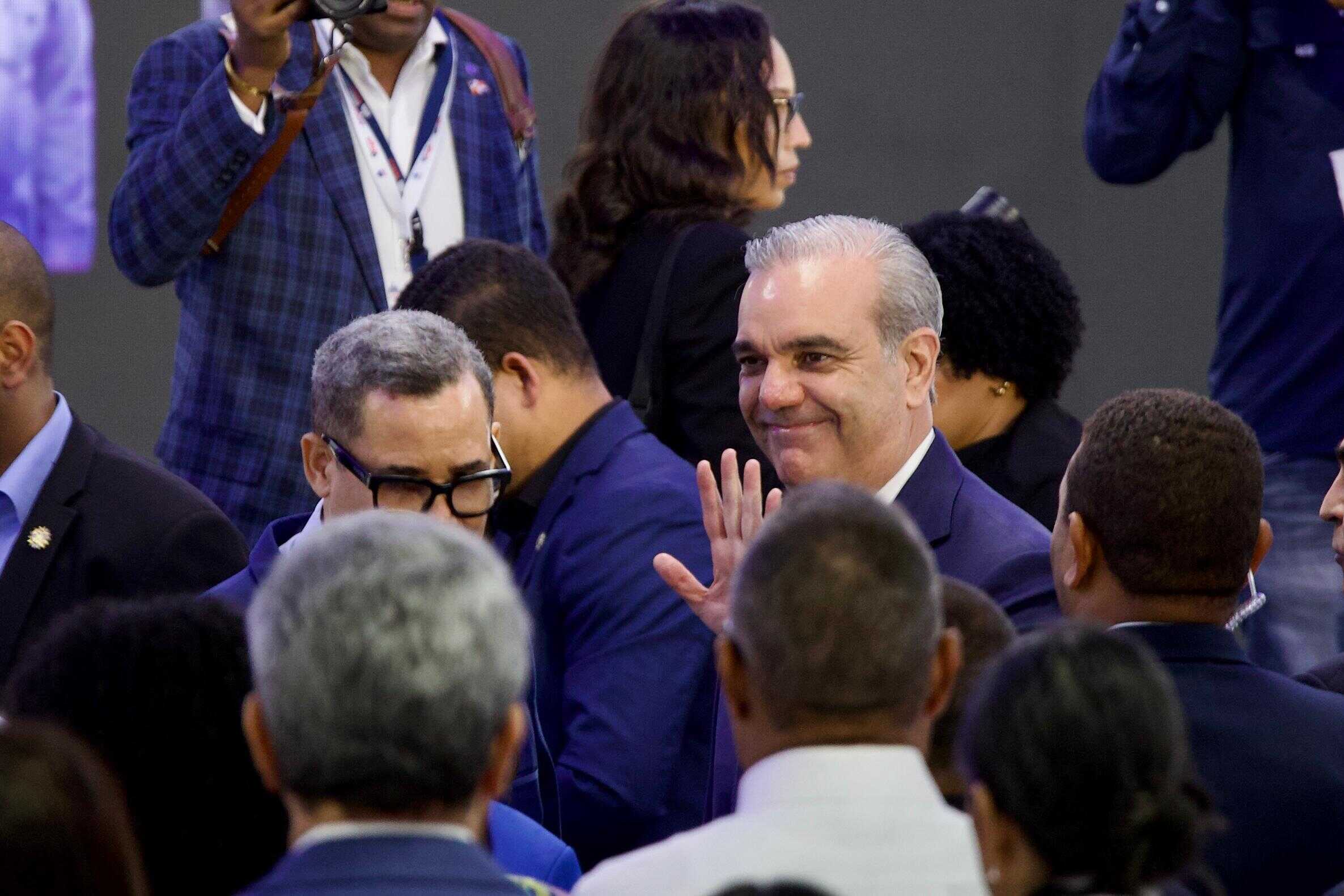 <font dir=auto style=vertical-align: inherit;><font dir=auto style=vertical-align: inherit;>El presidente Luis Abinader saluda a los presentes en su llegada a la más reciente jornada nacional de empleo. </font></font>