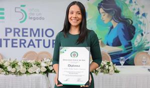 Scarlet S. Sánchez Contreras recibe el Premio de Literatura 2025 de la Universidad Central del Este