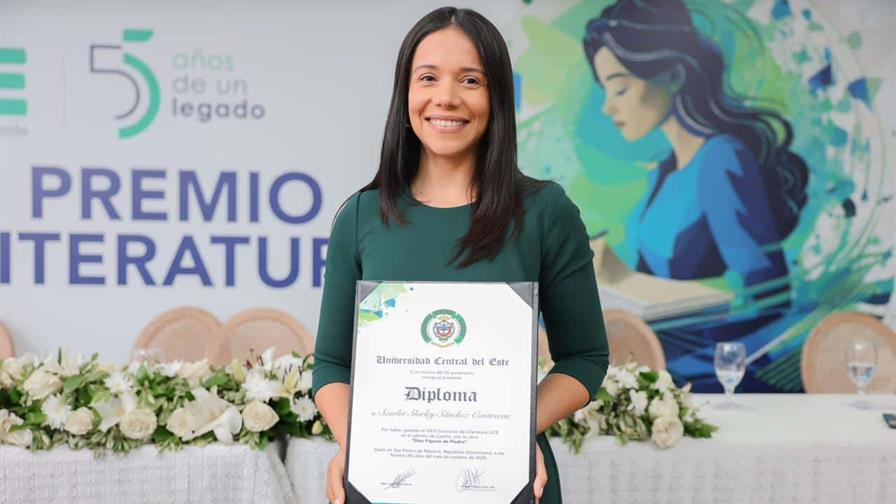 Scarlet S. Sánchez Contreras recibe el Premio de Literatura 2025 de la Universidad Central del Este Scarlet S. Sánchez Contreras recibe el Premio de Literatura 2025 de la Universidad Central del Este