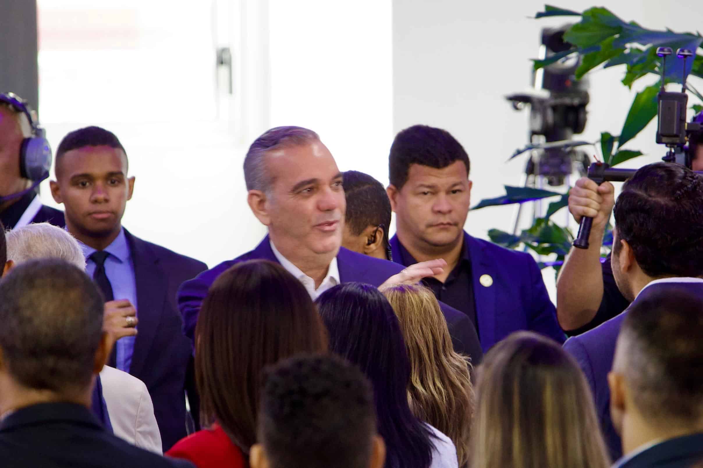 El presidente Luis Abinader en la feria de empleos.