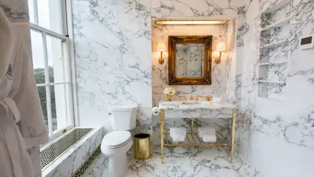 Baño Lincoln con las nuevas terminaciones de mármol blanco y negro con toques dorados, un gusto conocido por el mandatario ya que su residencia en Mar-a-Lago, en Palm Beach posee los mismo colores.