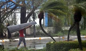 Melissa deja tres islas sin luz, daño en infraestructuras y carreteras anegadas en Bahamas