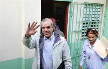 El presidente Abinader supervisa los daños de Melissa en San José de Ocoa y ordena informe urgente