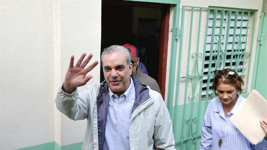 El presidente Abinader supervisa los daños de Melissa en San José de Ocoa y ordena informe urgente