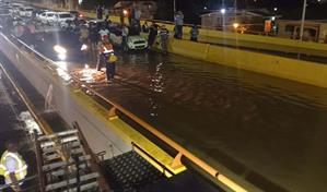 Santiago: inundaciones en vías generan caos vehicular