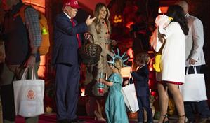 Trump y Melania entregan dulces a decenas de niños en la Casa Blanca