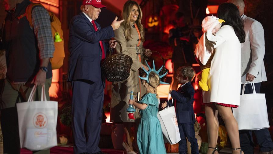 Trump y Melania entregan dulces a decenas de niños en la Casa Blanca Trump y Melania entregan dulces a decenas de niños en la Casa Blanca