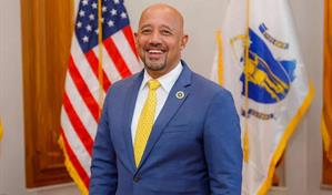 Brian DePeña, alcalde de origen dominicano, busca la reelección en Lawrence