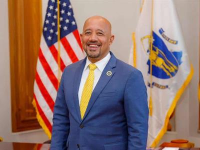 El dominicano Brian DePeña busca reelección en alcaldía de Lawrence