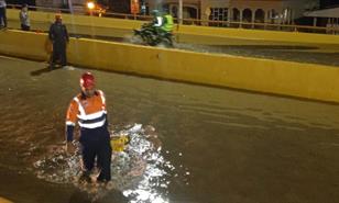 Alcalde atribuye inundaciones en elevado de Santiago a obstrucciones por trabajos de construcción