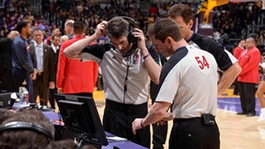 La NBA introduce el uso de auriculares para árbitros en partidos de temporada regular La NBA introduce el uso de auriculares para árbitros en partidos de temporada regular