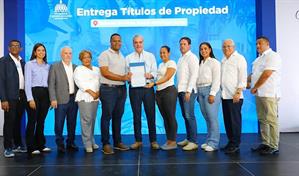 Abinader entrega 551 títulos de propiedad en Sabana Perdida