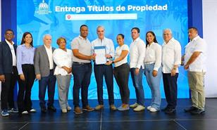 Abinader entrega 551 títulos de propiedad en Sabana Perdida