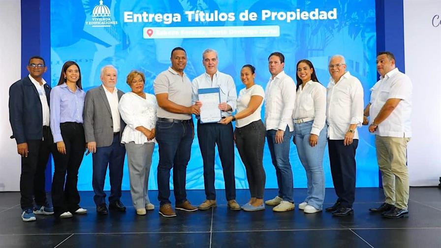 Abinader entrega 551 títulos de propiedad en Sabana Perdida Abinader entrega 551 títulos de propiedad en Sabana Perdida