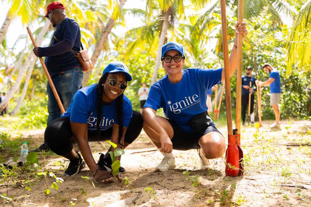 Michelle Ellis y Mireya Orrente de Flight Centre Travel Group.