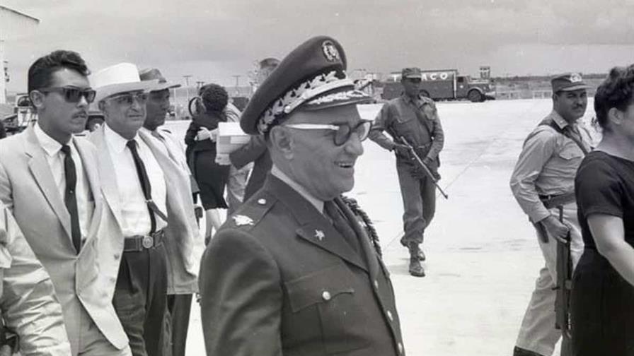 Artículo de Newsweek, 11 de diciembre de 1944: "Un pistolero en la Española" Artículo de Newsweek, 11 de diciembre de 1944: "Un pistolero en la Española"