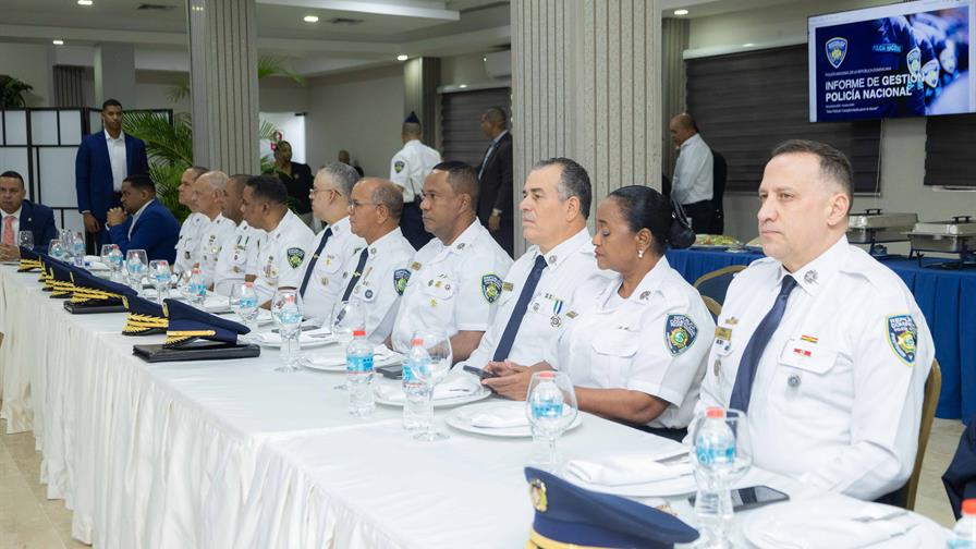 El blanco se suma a la reforma: la Policía Nacional renueva su uniforme administrativo El blanco se suma a la reforma: la Policía Nacional renueva su uniforme administrativo