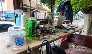 Sin techo, pero con clientela: la economía detrás de las barberías callejeras