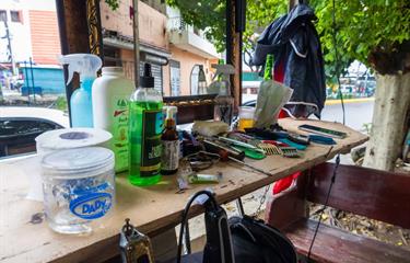 Sin techo, pero con clientela: la economía detrás de las barberías callejeras