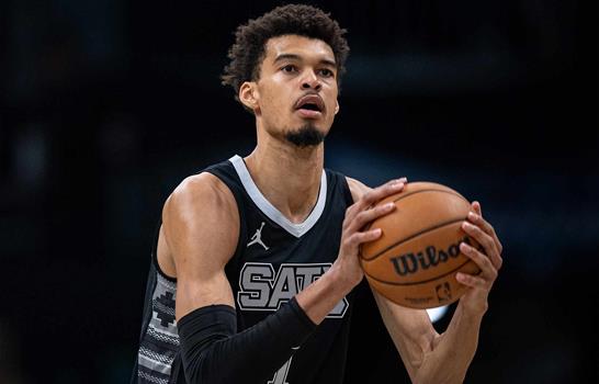 Wemby, un brillante comienzo de temporada que marca la historia de los Spurs
