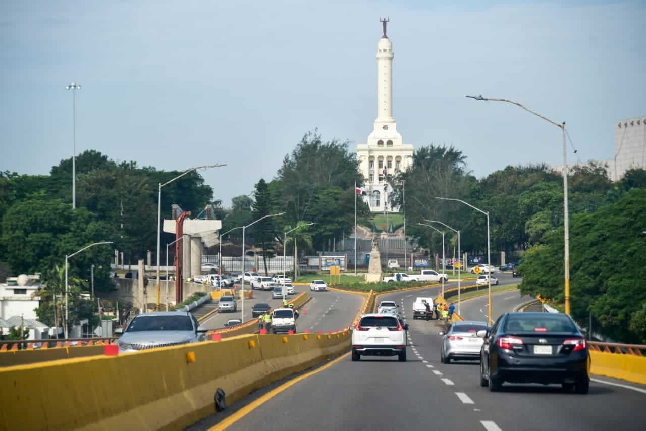 Vehículos circulan nuevamente por el elevado de la Monumental tras las inundaciones. 