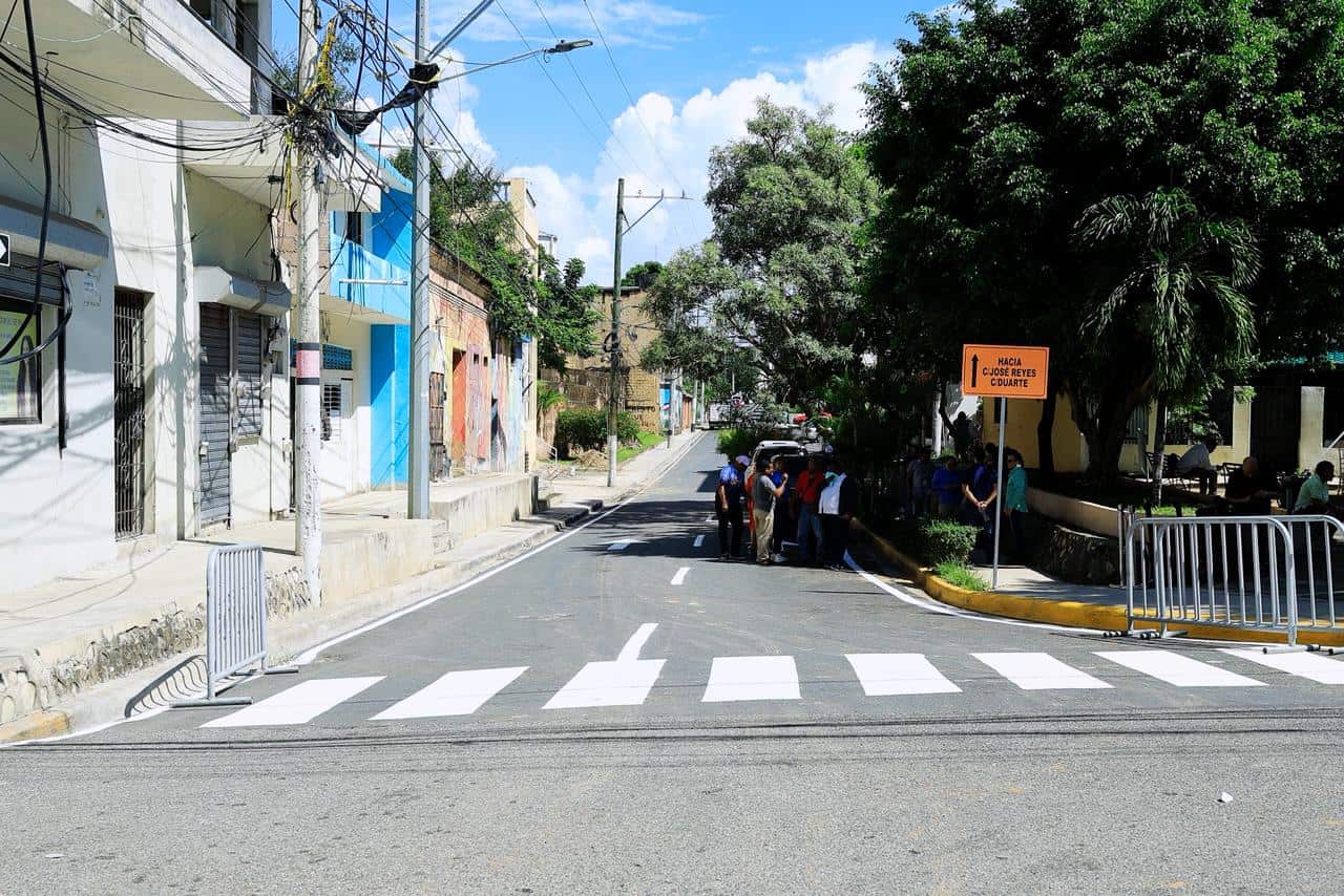 Calles, aceras y contenes en la Ciudad Colonial.