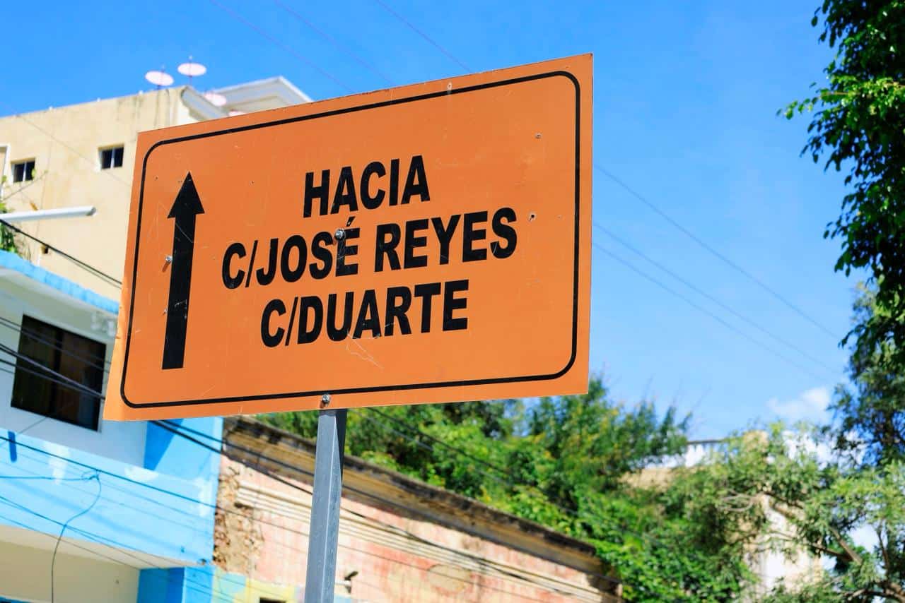 Nueva señalización en las calles remozadas de la Ciudad Colonial