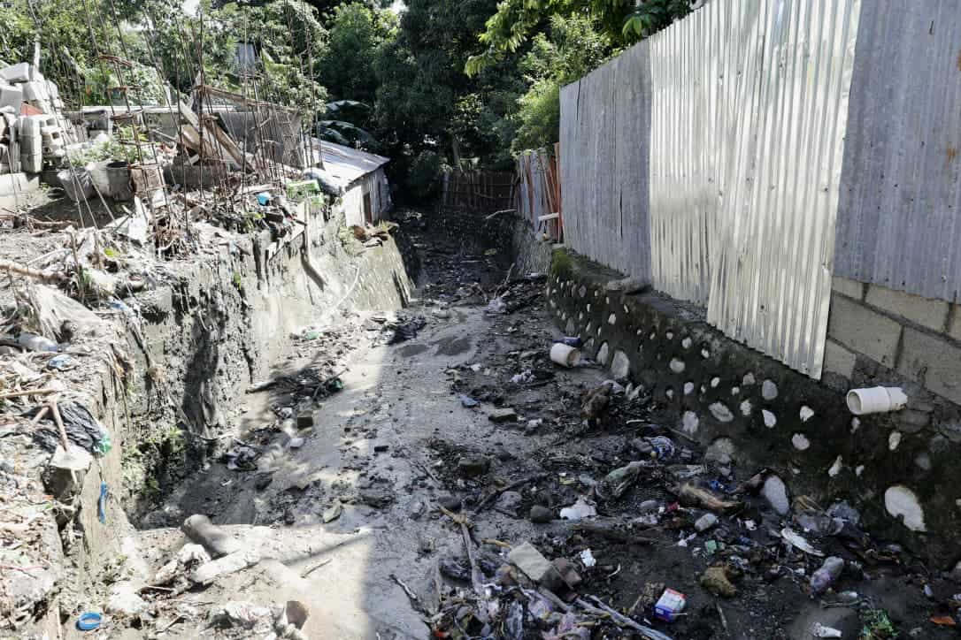Restos de basura y enseres acumulados en las calles de Ocoa tras huracán Melissa.