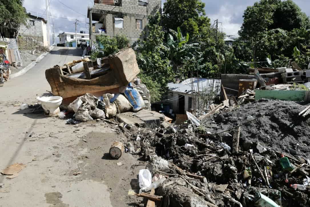 <font dir=auto style=vertical-align: inherit;><font dir=auto style=vertical-align: inherit;>Con las camas en calles y lodo, así se encuentra el </font></font>barrio El Cocal tras el paso del huracán Melissa. 