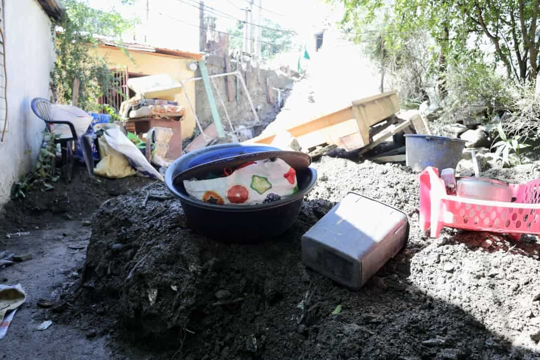 Ollas y otros utensilios de los afectados reunidos en una ponchera, entre lodo tras las inundaciones provocadas por el huracán Melissa.
