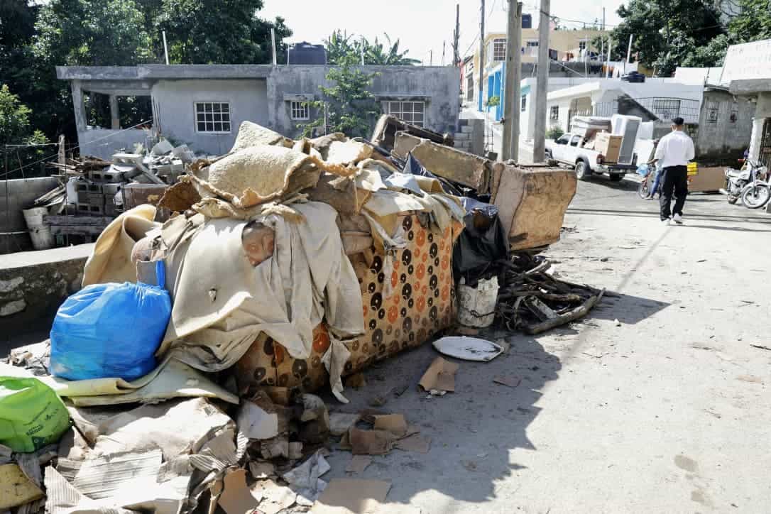 <font dir=auto style=vertical-align: inherit;><font dir=auto style=vertical-align: inherit;>Pertenencias de los moradores terminaron en la calle tras las lluvias por el huracán Melissa en San José de Ocoa.</font></font>