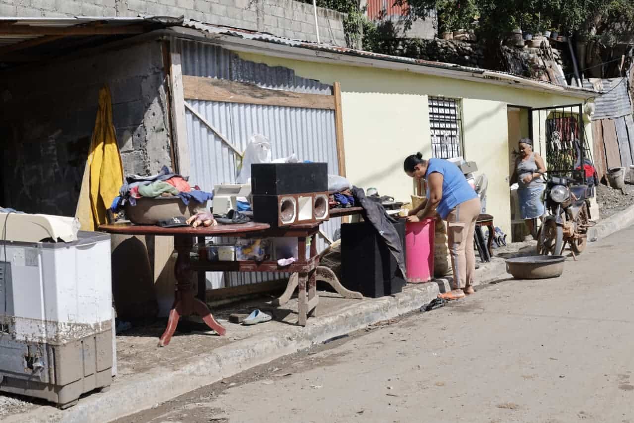 <font dir=auto style=vertical-align: inherit;><font dir=auto style=vertical-align: inherit;>Residentes de El Cocal intentan rescatar lo poco que quedó de sus hogares tras el huracá Melissa. </font></font>